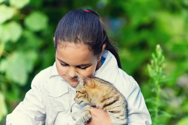 Flicka kramar en katt — Stockfoto