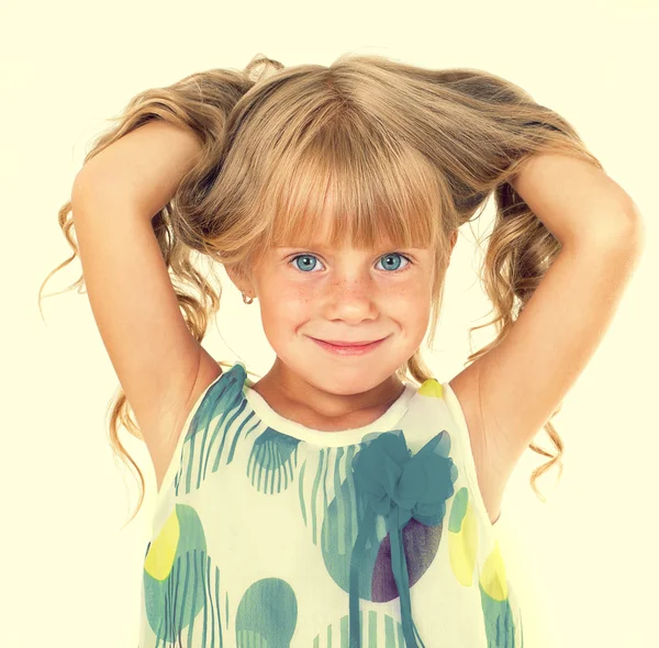 Menina bonito com cabelo longo loiro — Fotografia de Stock