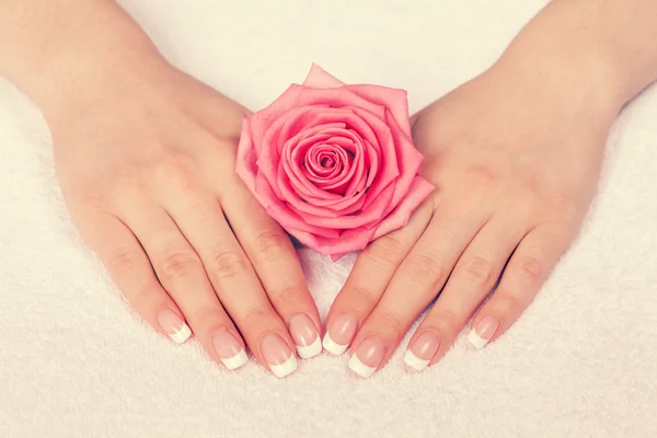 Manos femeninas con manicura francesa — Foto de Stock