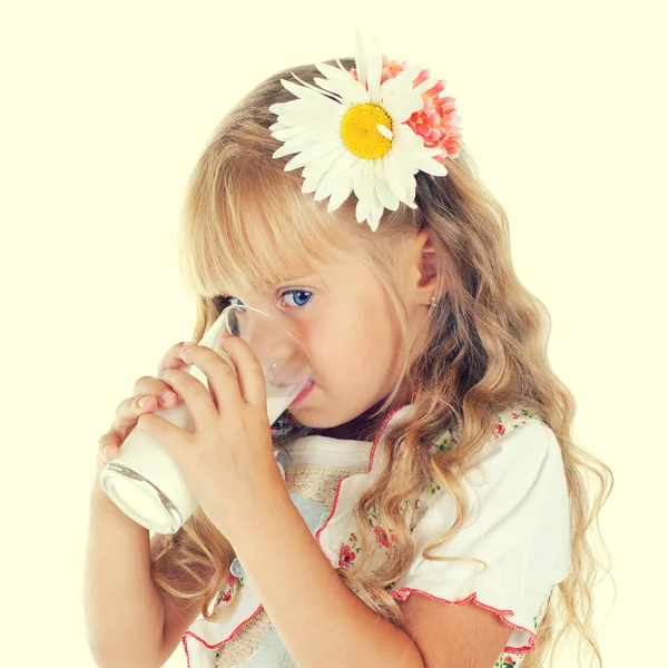 Bambina che beve latte dal vetro — Foto Stock