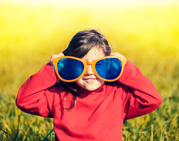 Bambina che indossa grandi occhiali da sole — Foto Stock