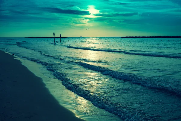 Zonsondergang boven zee. — Stockfoto