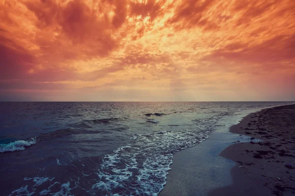 Ηλιοβασίλεμα πάνω στη θάλασσα. — Φωτογραφία Αρχείου