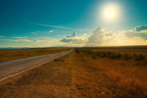 Camino a través del campo — Foto de Stock