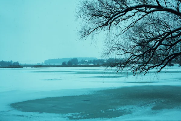 Winter Landschap Met Eerste Sneeuw Meer Blauw Toned — Stockfoto