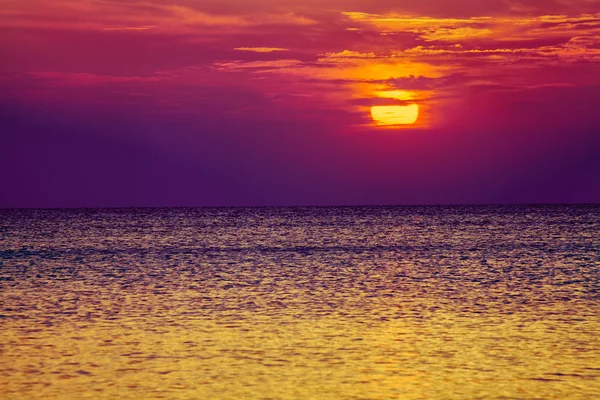 Salida del sol sobre el mar — Foto de Stock