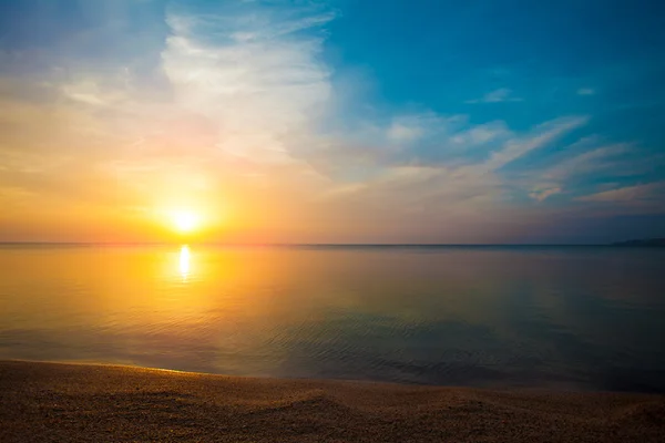 Nascer do sol sobre o mar — Fotografia de Stock