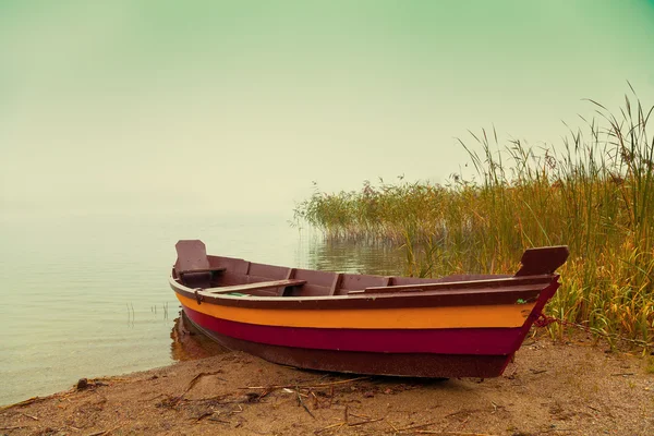 Drewniana łódź na brzegu rzeki — Zdjęcie stockowe