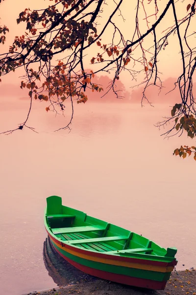 Dřevěná loď na břehu řeky. — Stock fotografie