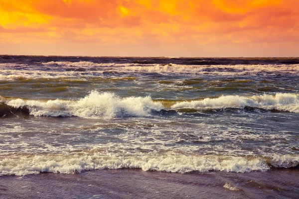 Paysage marin au coucher du soleil — Photo