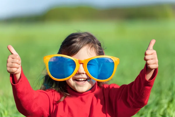 Petite fille avec de grandes lunettes de soleil — Photo