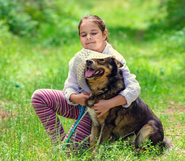 Mädchen spielt mit Hund — Stockfoto