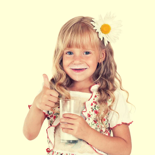 Bambina che beve latte dal vetro — Foto Stock