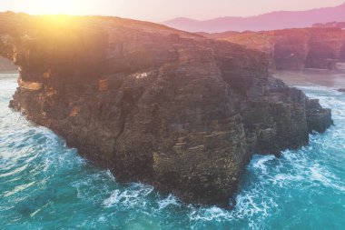 Plaj Playa de Augas Santas (Kutsal Suların Sahili, Katedrais Sahili) güneşli bir sabahta. İspanya, Avrupa