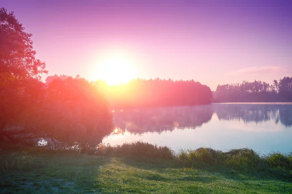 Gölün Üzerinde Büyülü Bir Gün Doğumu Sabahın Erken Saatlerinde Sakin — Stok fotoğraf