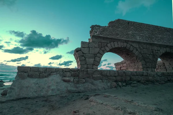 Akwedukt Starożytnym Cezarei Miasta Zachodzie Słońca Trendy Fioletowy Kolor — Zdjęcie stockowe