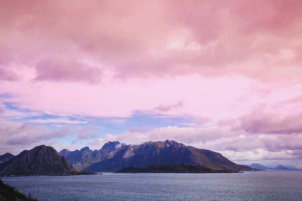 Vid Horisonten Klippor Havet Vackert Stenigt Havslandskap Kvällen Vild Natur — Stockfoto