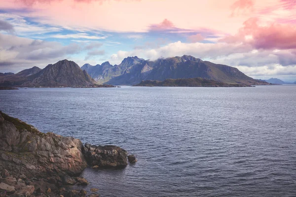 Vid Horisonten Klippor Havet Vackert Stenigt Havslandskap Kvällen Vild Natur — Stockfoto