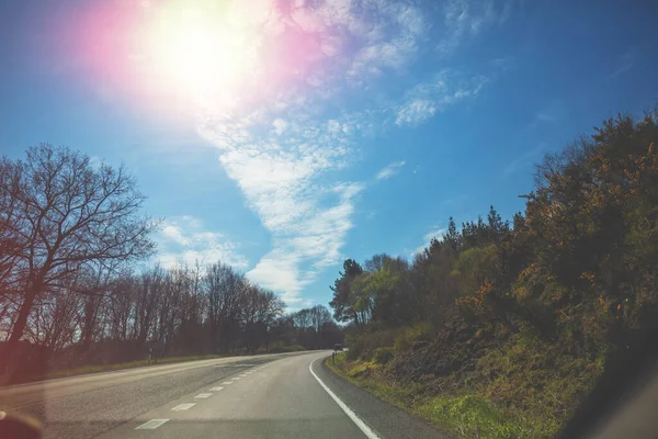 春天阳光灿烂的日子 开车在高速公路上行驶 — 图库照片