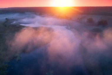 Sabah sisli, kırsalda gün doğumu. İlkbaharın başlarında kırsal alan. Hava görünümü