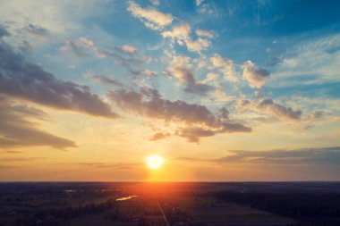 Gün batımında renkli bulutlu bir gökyüzü. Rengi değişmiş. Gökyüzü dokusu, soyut doğa arkaplanı