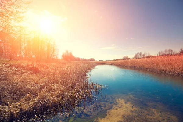 Magische Zonsondergang Het Platteland Landelijk Landschap Het Voorjaar Smalle Rivier — Stockfoto