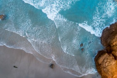 Kayalık sahil ve sahil, yukarıdan manzara, İspanya, Avrupa