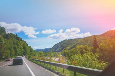 Dağ yolunda araba kullanmak. Arabayla yolculuk. Dağ manzarasının ön camından bak. Karpat Dağları, Ukrayna, Avrupa