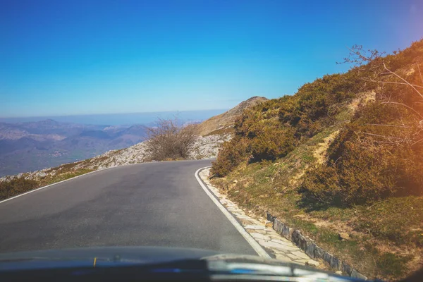 Blick Auf Die Wunderschöne Berglandschaft Durch Die Windschutzscheibe Einem Sonnigen — Stockfoto