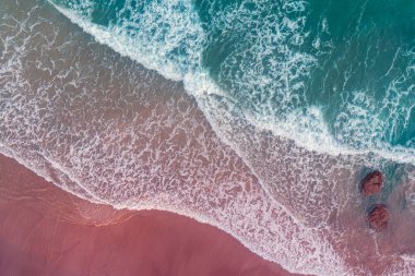 Kayalık sahil ve sahil. Yukarıdan bak, İspanya, Avrupa