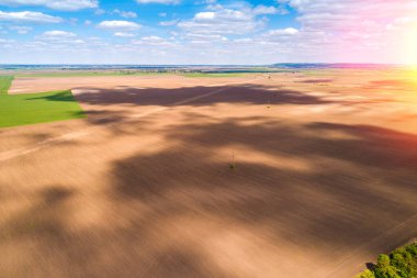 Kırsal alan. Hava görüntüsü. Baharda sürülen tarlaların görüntüsü