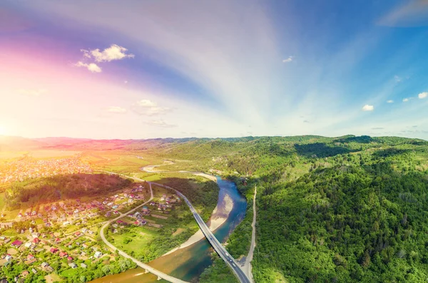 Panoramiczny Widok Lotu Ptaka Góry Rzekę Wioskę Dolinie Wiosną Linia — Zdjęcie stockowe