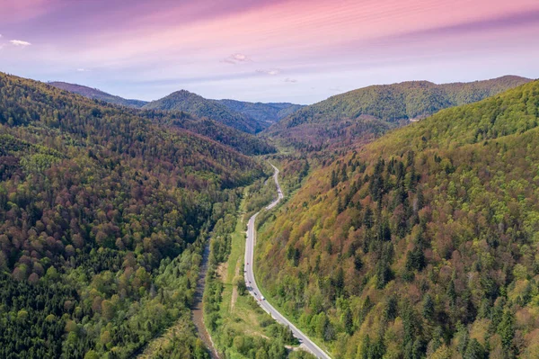 Αεροφωτογραφία Των Βουνών Και Της Κοιλάδας Αυτοκινητόδρομο Την Άνοιξη Όμορφο — Φωτογραφία Αρχείου