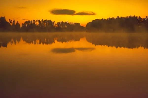 Lever Soleil Magique Sur Lac Lac Serein Tôt Matin Brumeux — Photo