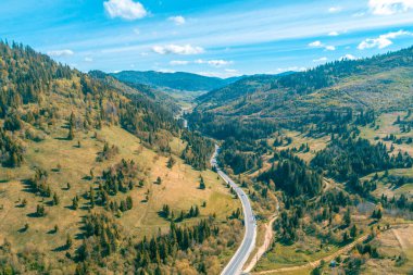 Baharda bir dağ otoyolunun havadan görünüşü. Güzel dağ manzarası. Karpat Dağları. Ukrayna