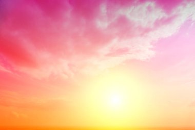 Gün batımında renkli bulutlu bir gökyüzü. Rengi değişmiş. Gökyüzü dokusu. Soyut doğa arkaplanı