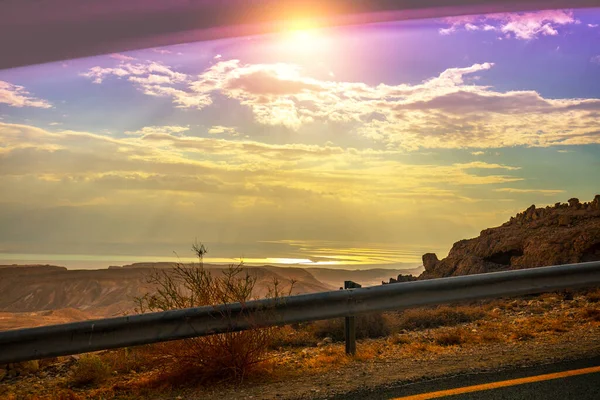 在以色列路上开车 开车旅行 从沙漠景观的窗口看日落时的死海 死海区域 — 图库照片