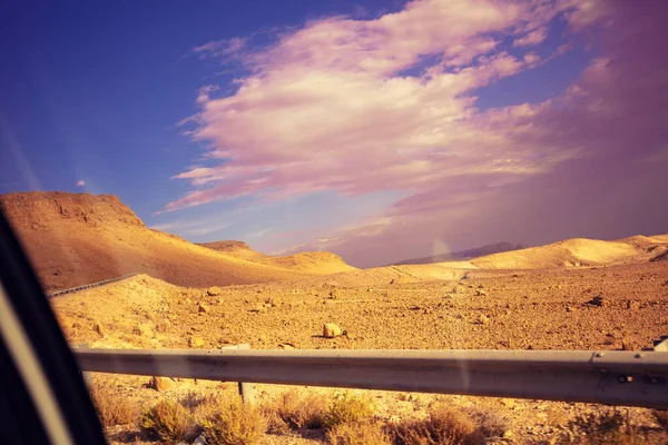 在以色列路上开车 开车旅行 从沙漠景观的窗口看风景 死海区域 — 图库照片