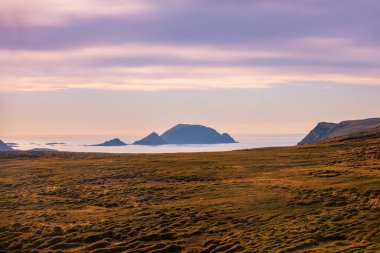 Akşamları güzel kayalık deniz manzarası. Gün batımında denizde kayalar. Vahşi doğa, Norveç 'in güzel doğası, Avrupa