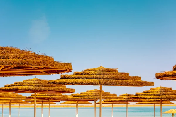 Paisagem Praia Tropical Com Guarda Sóis Guarda Sóis Palha Praia — Fotografia de Stock