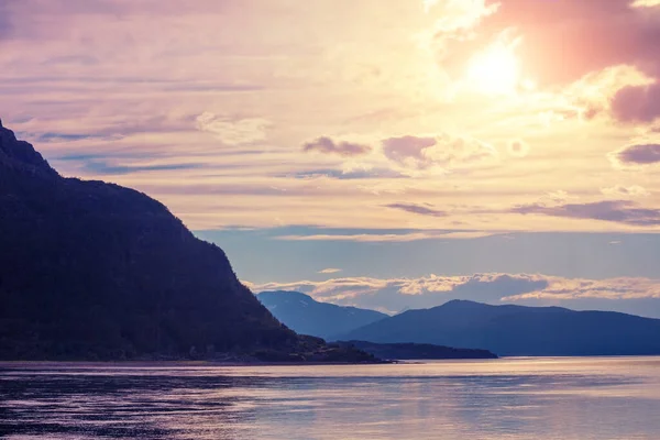 水平線の山の範囲 日没時に海の中の岩 夕方には美しい岩の海 ノルウェーの美しい自然 ヨーロッパ — ストック写真