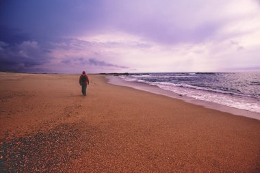 Deniz Burnu. Denizin üstünde dramatik bir gün batımı. Akşamları Atlantik Okyanusu. Güzel doğa.