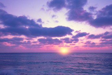 Deniz manzarası, deniz üzerinde gün batımı. Akşamları Atlantik Okyanusu. Güzel doğa.