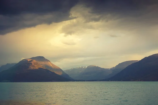 Bergskedja Vid Horisonten Med Dramatisk Himmel Klippor Havet Vid Solnedgången — Stockfoto