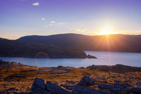 夕方には美しい岩の海 水平線の山の範囲 日没時に海の中の岩 ノルウェーの美しい自然 ヨーロッパ — ストック写真