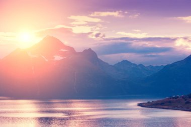 Gün batımında fiyort. Akşamları kayalık deniz kıyısında. Norveç 'in güzel doğası. Resimli İskandinav manzarası. Lofoten Adaları, Norveç
