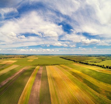 Güzel bir gökyüzü olan kırsal alan. Hava görüntüsü. Yazın renkli tarıma elverişli alanların görünümü