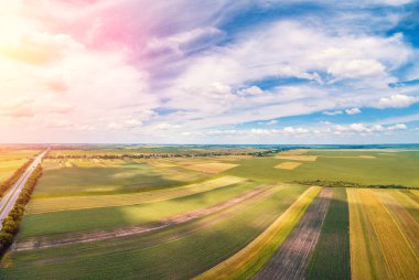 Güzel bir gökyüzü olan kırsal alan. Hava görüntüsü. Yazın renkli tarıma elverişli alanların görünümü
