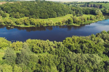 Güneşli bir günde nehir manzarası. Yukarıdan bak. Norveç 'in güzel doğası. Avrupa