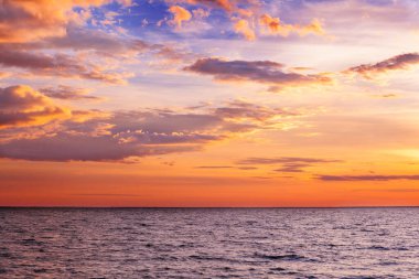 Akşamları deniz manzarası. Denizin üzerinde gün batımı. Güzel doğa.